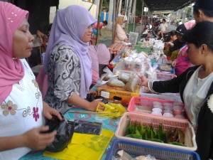 Bazar ramadhan di salah satu sudut kota Sumbawa Besar.